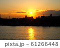 夕暮れの川べり 61266448