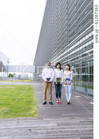 女子大生と教授　大学キャンパスライフ 61267363