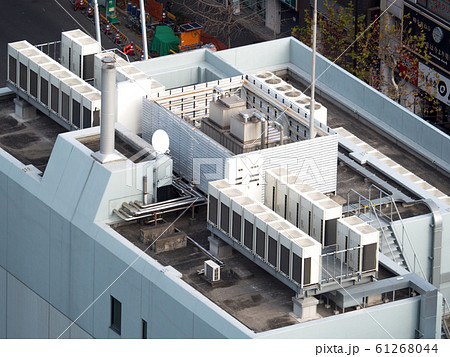 オフィスビル屋上の空調設備の写真素材