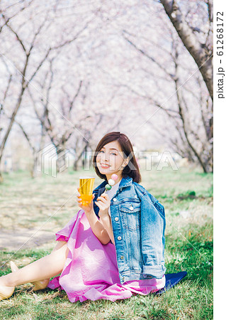 お花見団子とビールを持つ女性 61268172