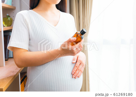 オイルを使用する妊婦 61269180