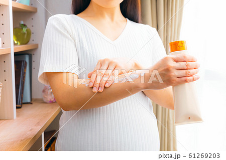 ボディークリームを塗る妊婦 61269203