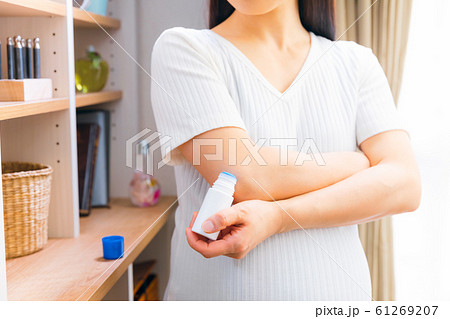 痒み止め薬を使う妊婦 痒み止め薬を使う妊婦 61269207