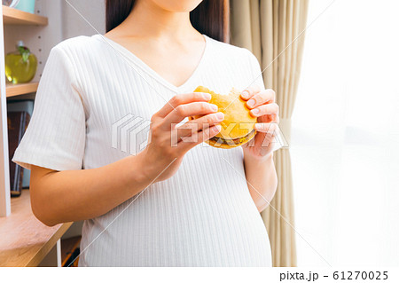 ハンバーガー　妊婦　食べる 61270025