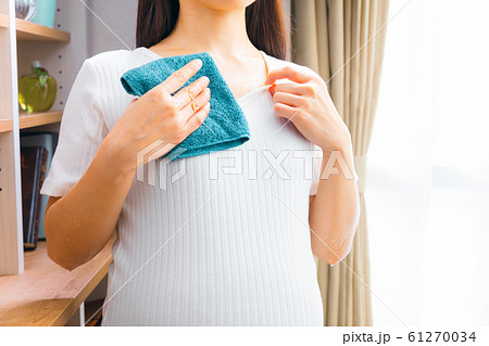 汗をかく妊婦 61270034