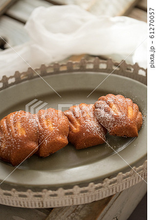 焼き菓子の軽食 61270057