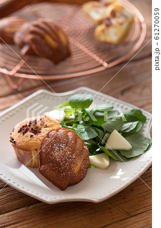 焼き菓子の軽食 61270059