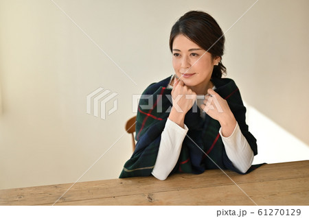 机で考えるアリアさん 机で考えるアリアさん 61270129
