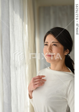 窓際に立つアリアさん 窓際に立つアリアさん 61270295