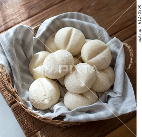 籠に入った手作りの白パン 籠に入った手作りの白パン 61270500