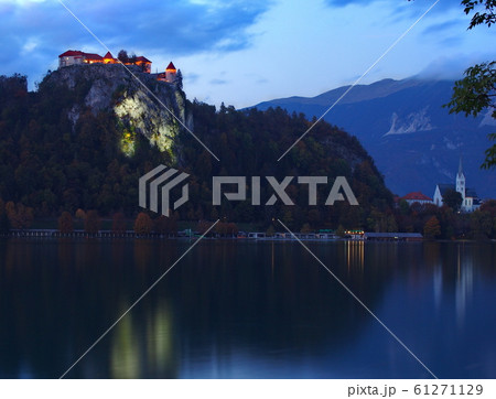 秋のブレッド湖　マジックアワーのブレッド城と聖マルティネス教会 61271129