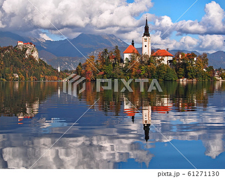 秋の青空とブレッド湖 聖母被昇天教会 ブレッド城 秋の青空とブレッド湖 聖母被昇天教会 ブレッド城 61271130