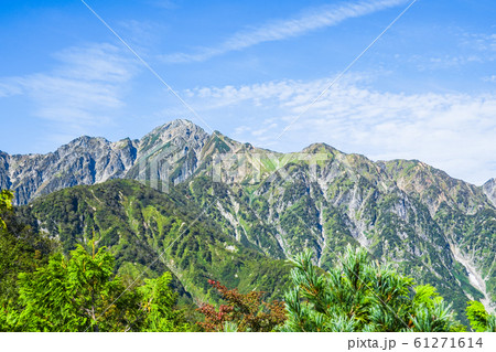 秋の五竜岳登山 （登山道から五竜岳・白岳を望む） 61271614