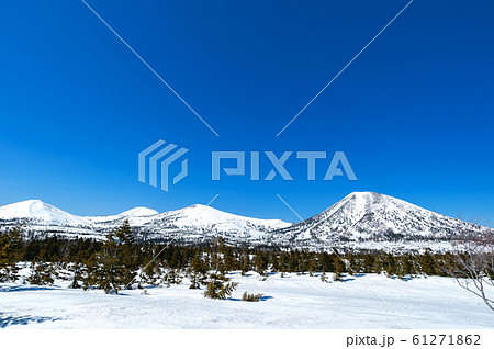 【青森県八甲田山中】春の八甲田連峰雪景色 61271862