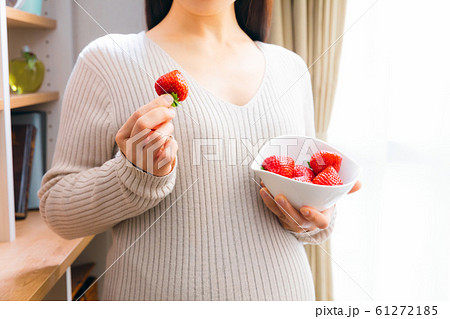 いちごを持つ妊婦 61272185