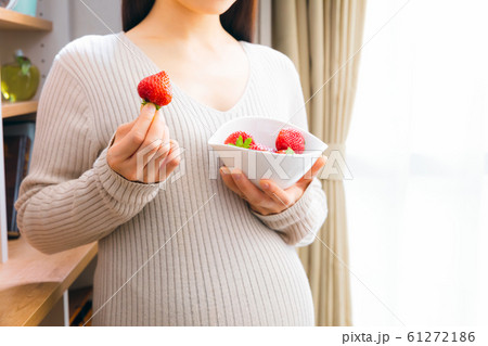 いちごを食べる妊婦 いちごを食べる妊婦 61272186