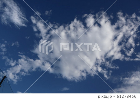 青空に白い雲 青空に白い雲 61273456