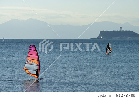鎌倉材木座海岸のウインドサーファー 61273789