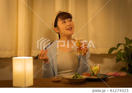 夜 女性 ライフスタイル 夜 女性 ライフスタイル 61274325