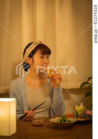 夜 女性 ライフスタイル 夜 女性 ライフスタイル 61274326