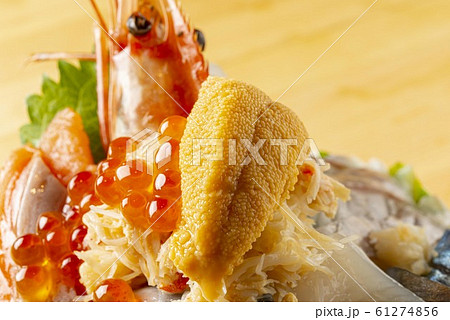 ウニとエビとイクラで盛り付けた豪快な丼料理 ウニとエビとイクラで盛り付けた豪快な丼料理 61274856