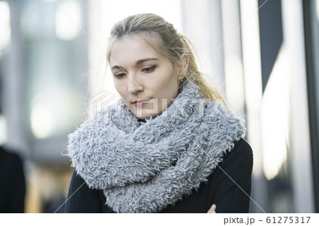 落ち込んだ表情の女性 落ち込んだ表情の女性 61275317