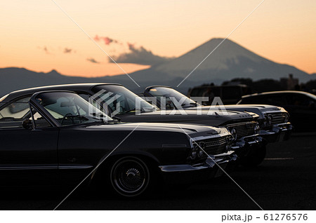 夕焼けとアメ車の写真素材