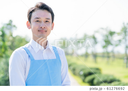 笑顔の介護士 61276692