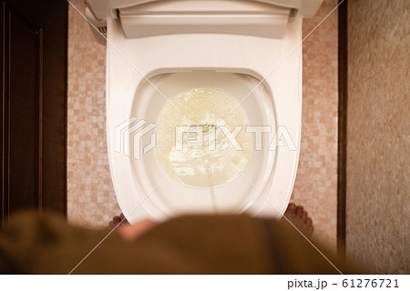 トイレで小便をする男性 61276721