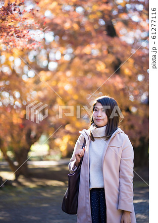 紅葉狩りをする女性の写真素材