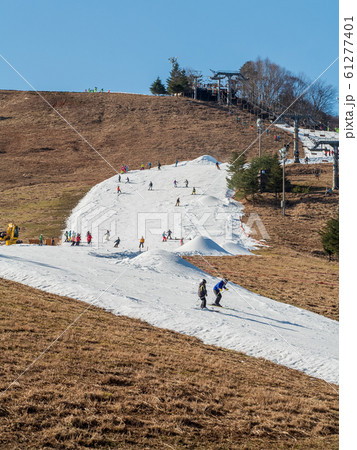暖冬で人工スキーのみの営業となった奥神鍋スキー場 61277401