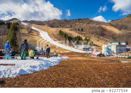 暖冬で人工スキーのみの営業となったハチ北高原スキー場 61277534