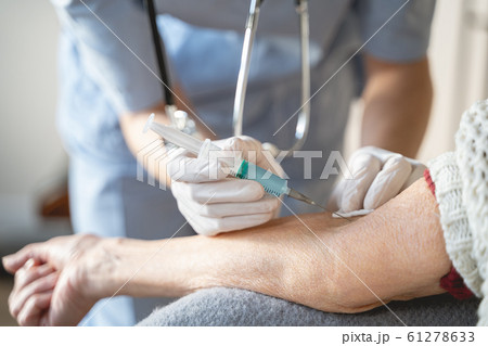 Close up of professional doctor that doing injection 61278633