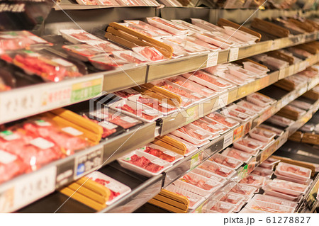 スーパー精肉売り場 スーパー精肉売り場 61278827