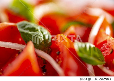 美味しいトマトサラダとオリーブオイル 61282903