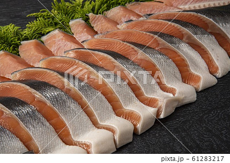 美味しい鮭の切り身 61283217
