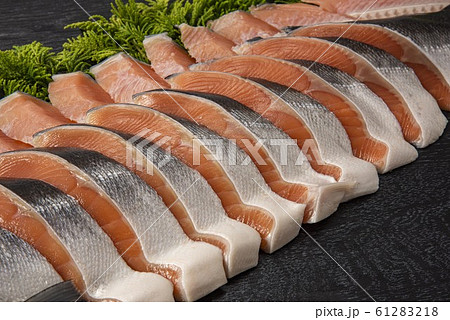 美味しい鮭の切り身 美味しい鮭の切り身 61283218