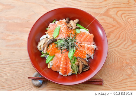 ちらし寿司、散し寿司、ちらしずし、チラシ寿司、雛祭り、お雛様、桃の節句のお祝いお料理。 61283918
