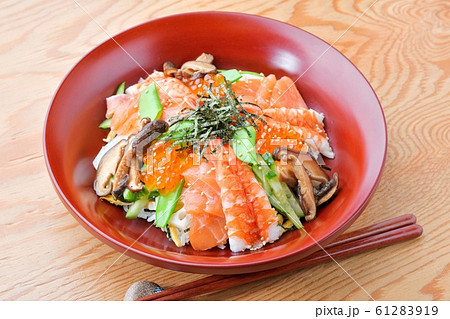 ちらし寿司、散し寿司、ちらしずし、チラシ寿司、雛祭り、お雛様、桃の節句のお祝いお料理。 61283919