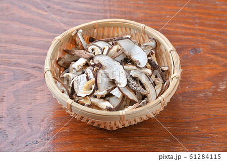 乾燥椎茸、乾燥しいたけ、干し椎茸、食材イメージ。 乾燥椎茸、乾燥しいたけ、干し椎茸、食材イメージ。 61284115