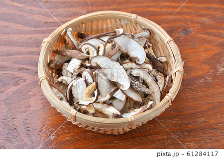 乾燥椎茸、乾燥しいたけ、干し椎茸、食材イメージ。 61284117