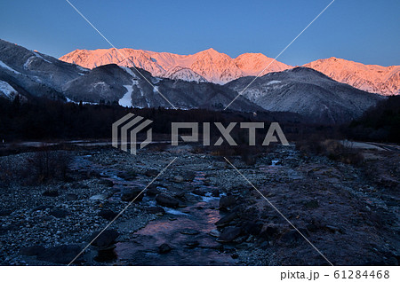 冬の白馬三山の夜明け 61284468