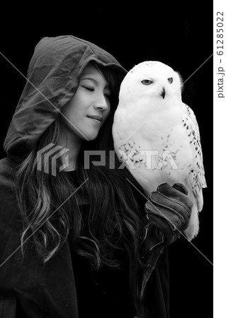 女性モデルとフクロウ 女性モデルとフクロウ 61285022
