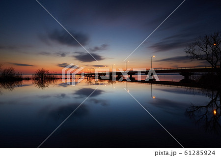 夕暮れの霞ヶ浦大橋 61285924