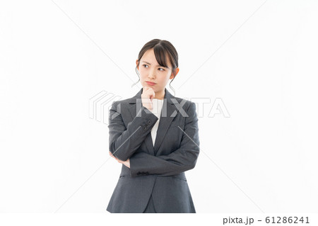 若い女性　ビジネス　白背景ポートレート　人物 61286241