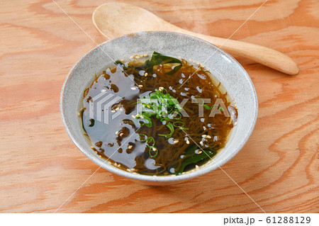 注意）湯気はレタッチ合成です。もずくとワカメのスープ、モズクと若布のすまし汁。ごまと青ネギを添えて。 61288129