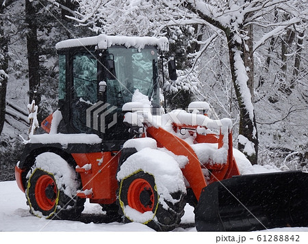 雪の中のホイールローダー 61288842