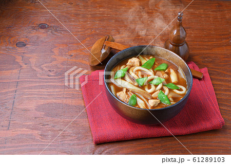 注意）湯気はレタッチ合成。冬の季節のカレーうどん。（手作り／長ネギ、トリ胸肉、油揚げ、絹さや） 61289103