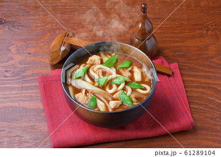 注意 湯気はレタッチ合成 冬の季節のカレーうどん 手作り 長ネギ トリ胸肉 油揚げ 絹さや の写真素材