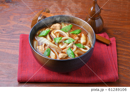 注意）湯気はレタッチ合成。冬の季節のカレーうどん。（手作り／長ネギ、トリ胸肉、油揚げ、絹さや） 61289106